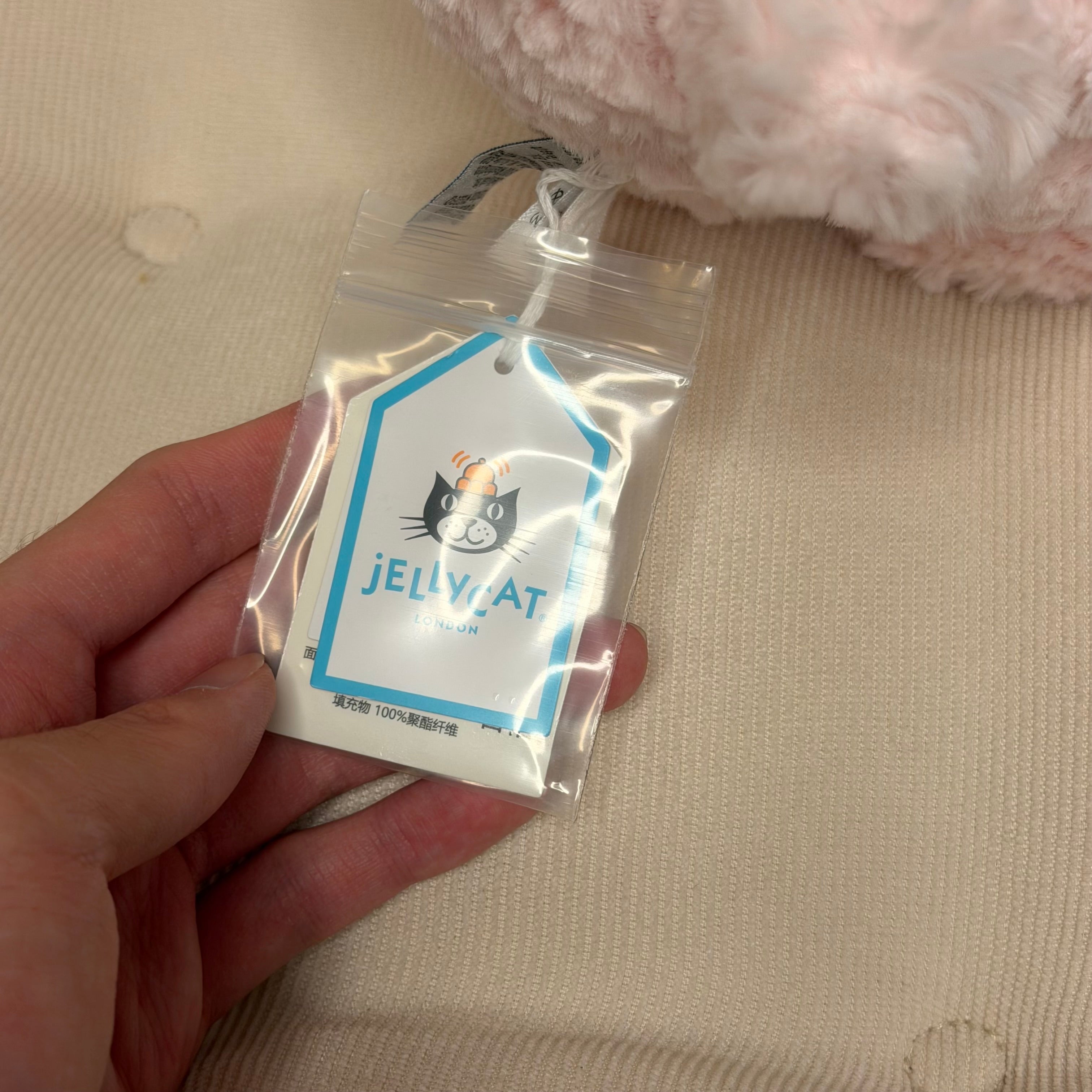 Shanghai exclusive Leola bear with strawberry cake