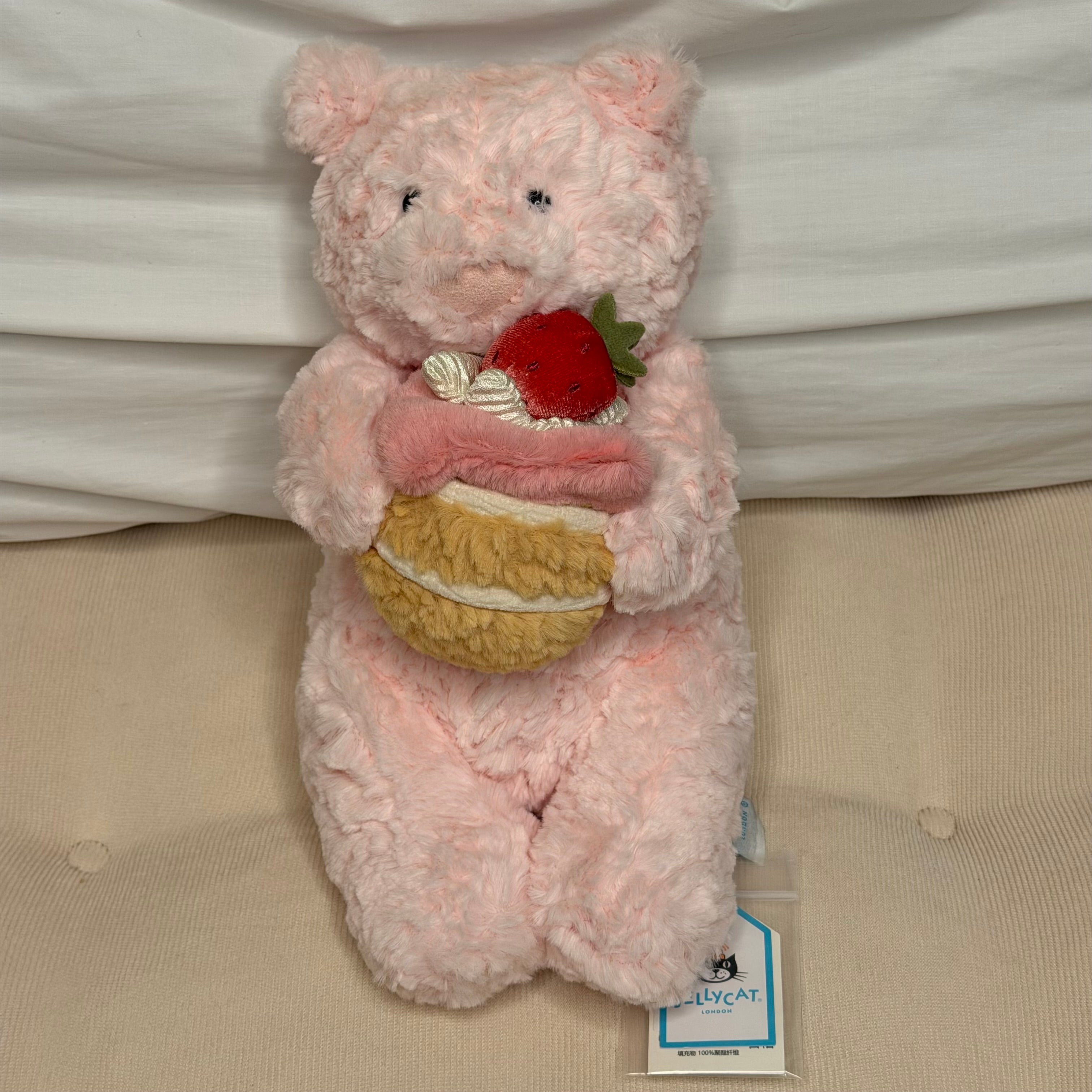 Shanghai exclusive Leola bear with strawberry cake